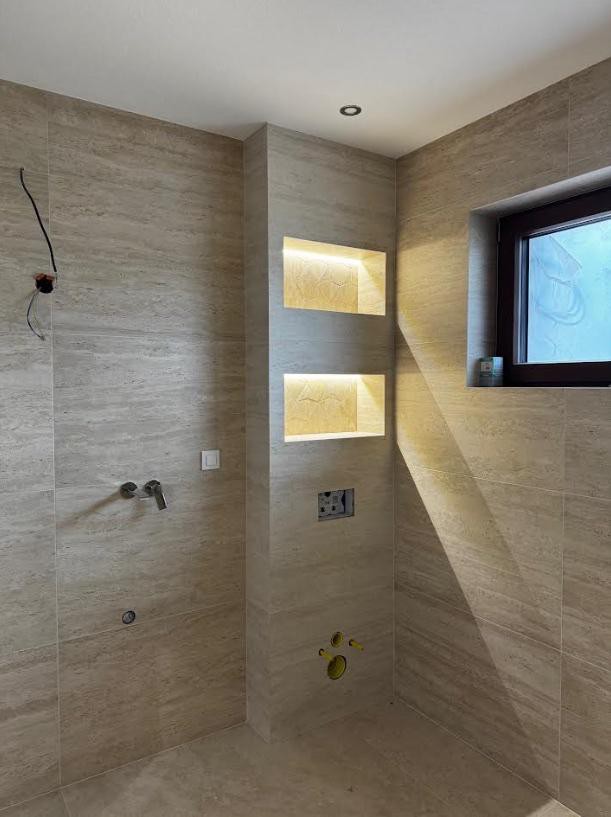 Mramorová kúpeľňa s LED osvetleným výklenkom v sprche