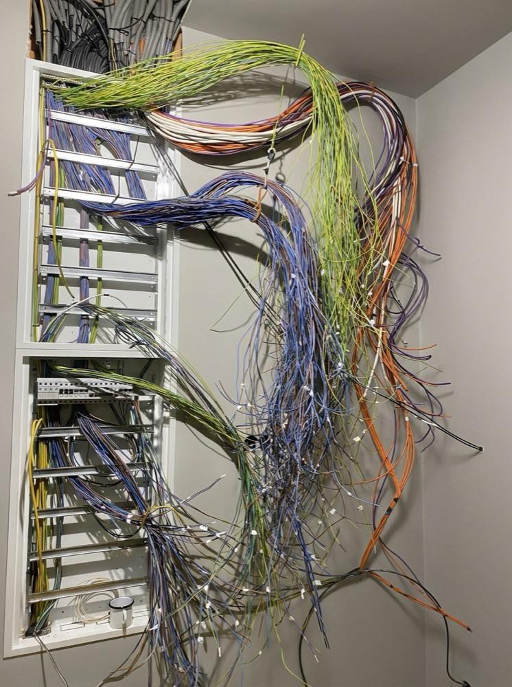 Farebne kódovaná kabeláž pred uložením do rozvádzača