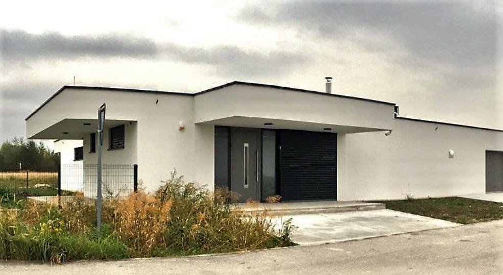 Dom v Senici, Slovensko