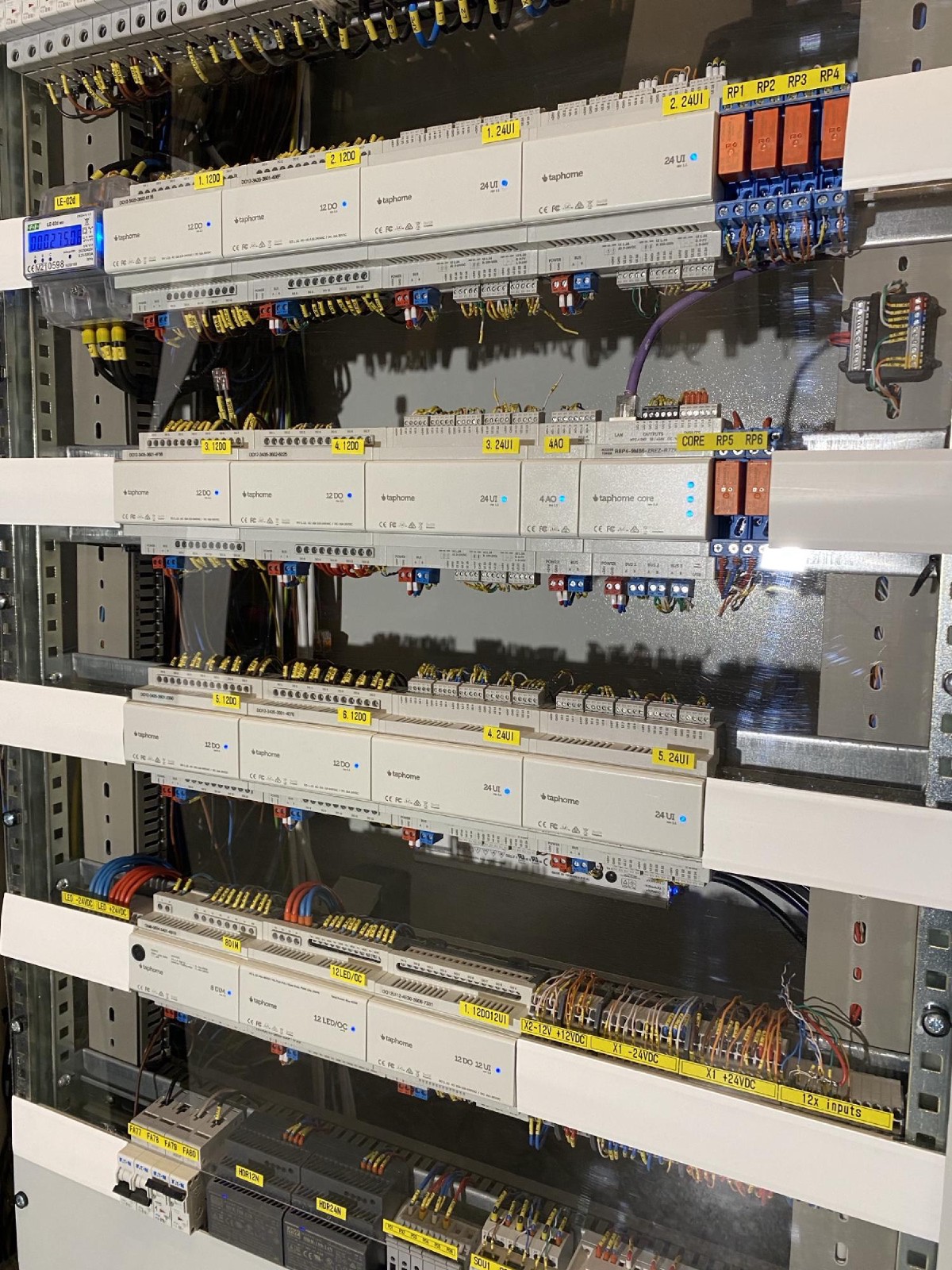 Detail rozvaděče — TapHome moduly 24UI a 12DO s kabeláží
