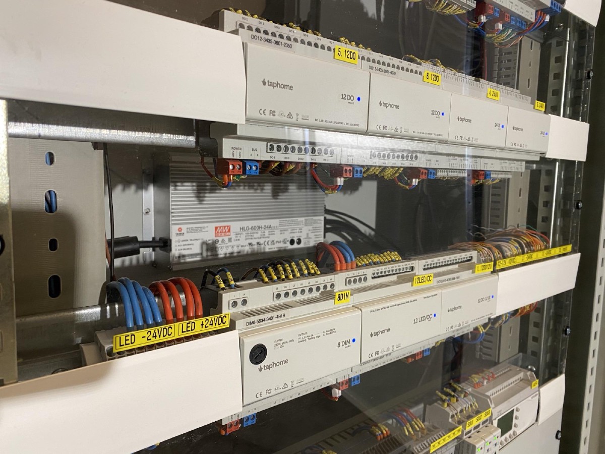Detail rozvaděče — TapHome moduly 12DO, 8 DIM, 12 LED/OC a Mean Well zdroj