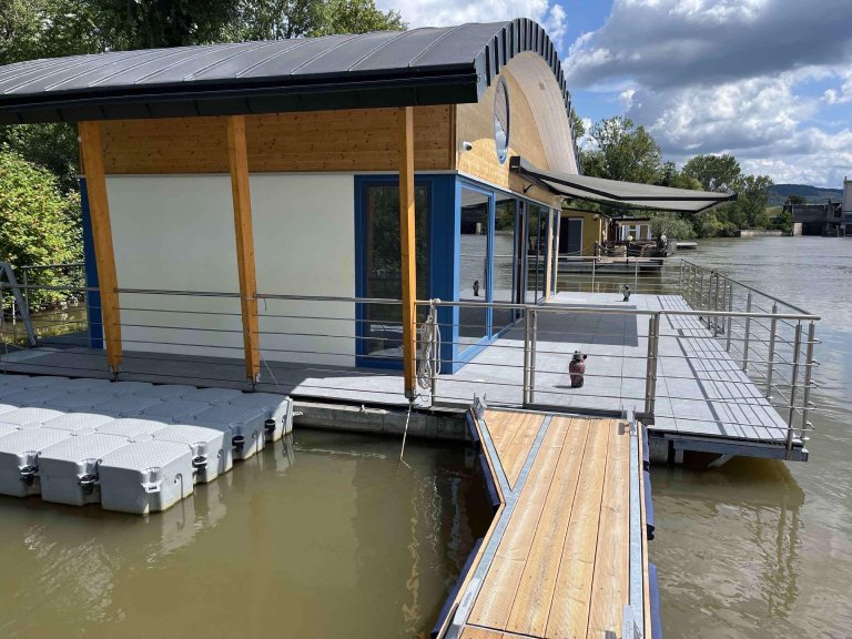 Casa galleggiante a Trenčín — houseboat con TapHome