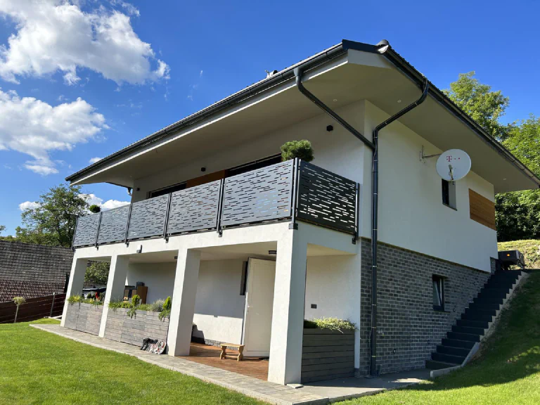 Hlboké nad Váhom, Slovensko
