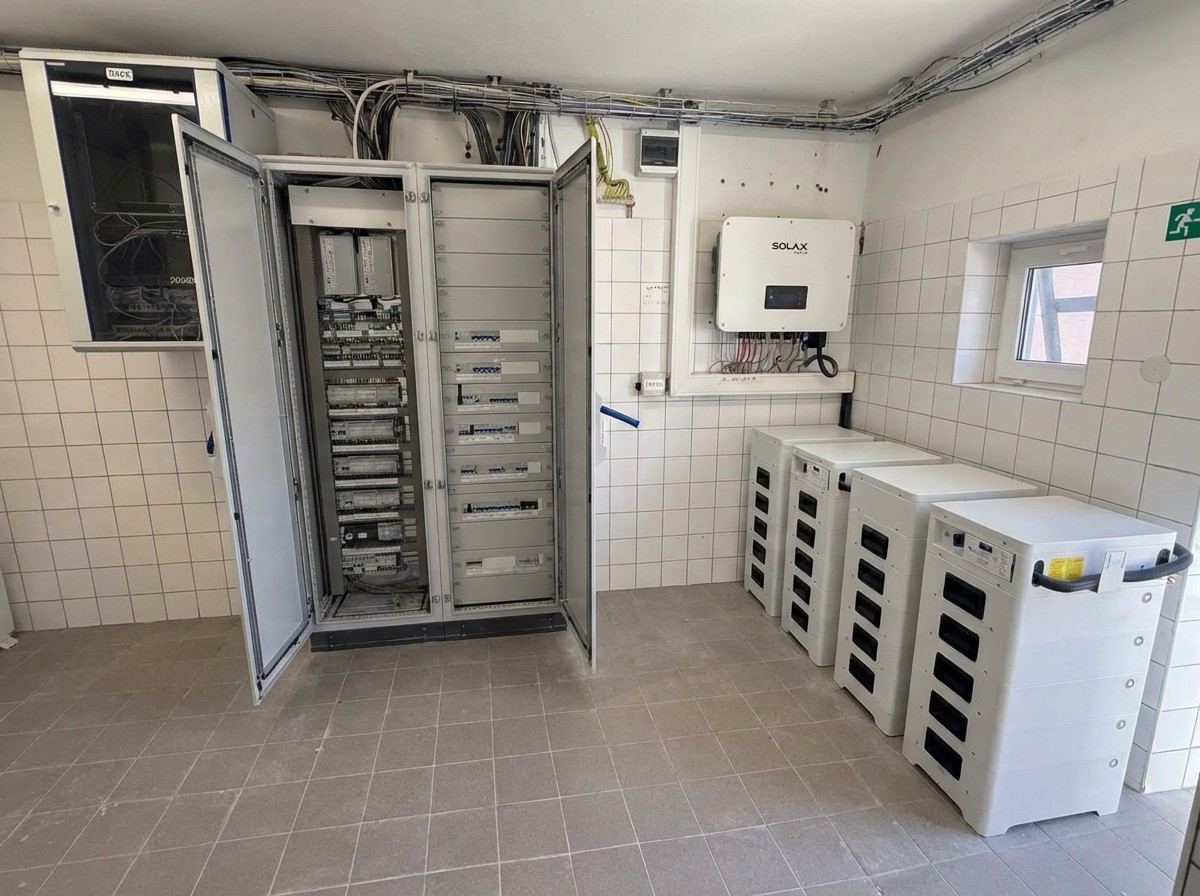 Technická místnost s rackovou rozvodnicí, střídačem SOLAX a bateriovým úložištěm