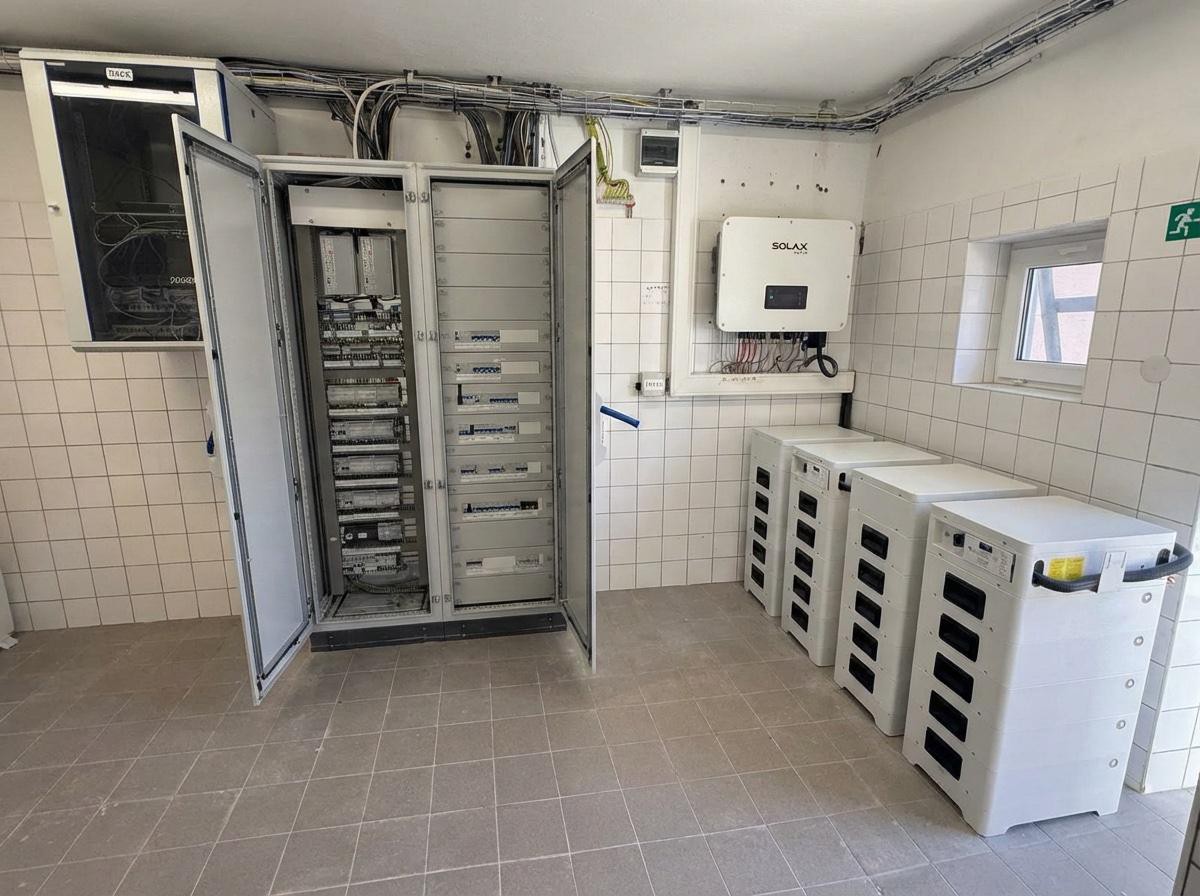 Technická místnost s rackovou rozvodnicí, střídačem SOLAX a bateriovým úložištěm